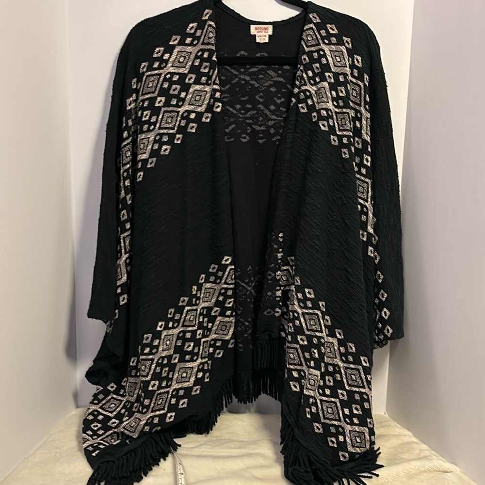 MOSSIMO BLACK AND CREME WRAP SIZE SMALL/MEDIUM…PM…OVERSIZED WITH FRINGE ON HEM